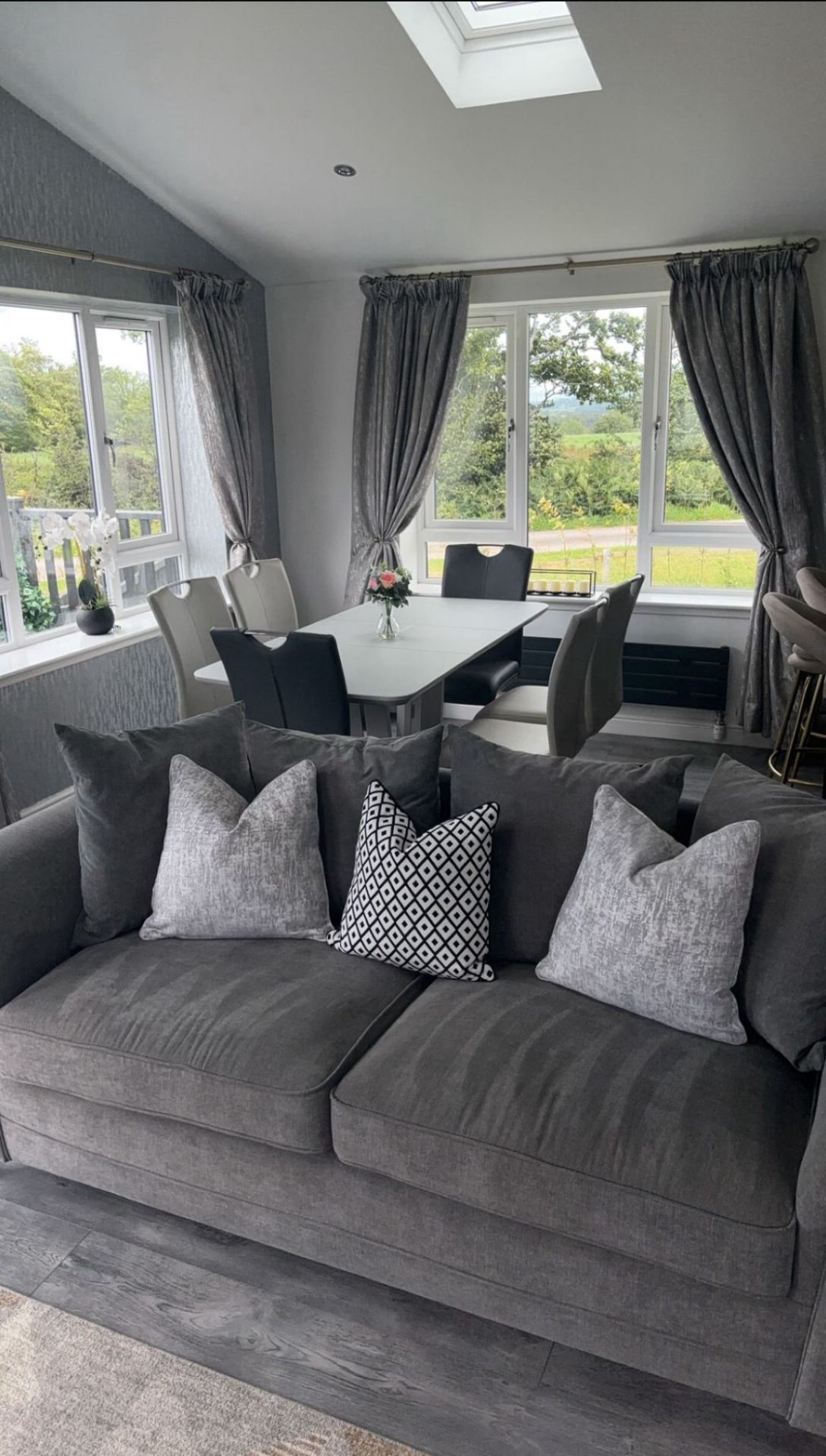 Holiday Let — Lounge & Dine